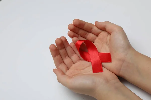 Dívka Drží Červenou Stuhu Bílém Pozadí Detailní Záběr Obezřetnost Aids — Stock fotografie
