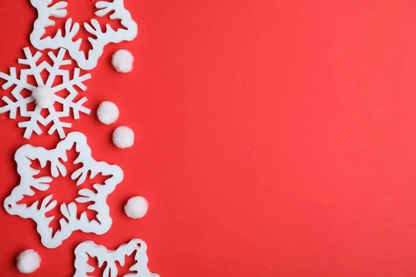 Schöne Dekorative Schneeflocken Auf Rotem Hintergrund Flach Liegend Raum Für — Stockfoto