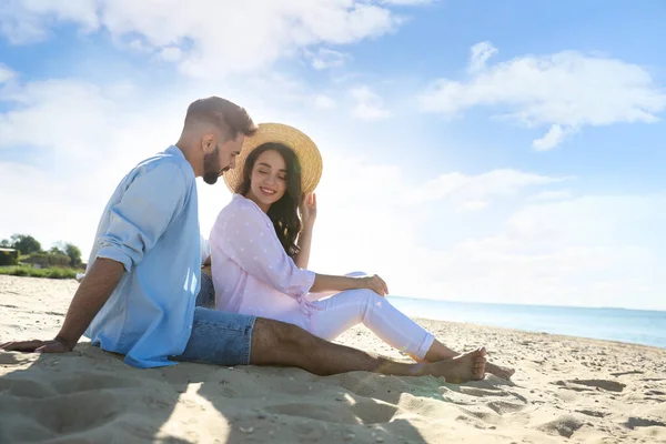 Jovem Casal Feliz Praia Perto Mar Viagem Lua Mel — Fotografia de Stock