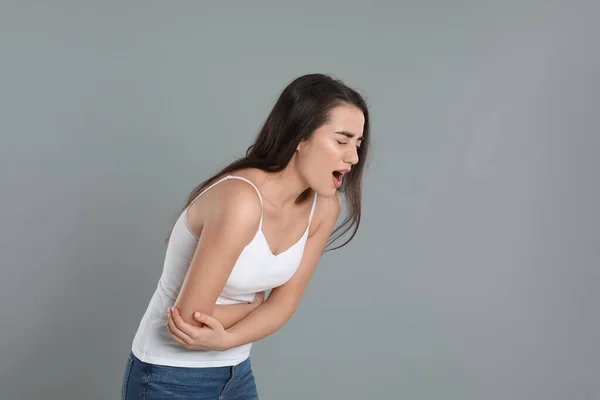 Ung Kvinna Som Lider Magont Grå Bakgrund Matförgiftning — Stockfoto