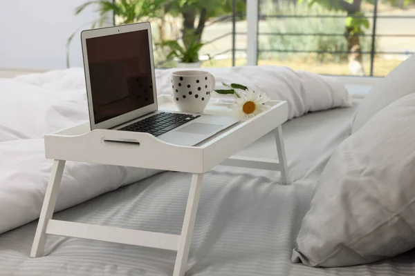 White Tray Table Laptop Cup Drink Daisy Bed Indoors — Foto Stock