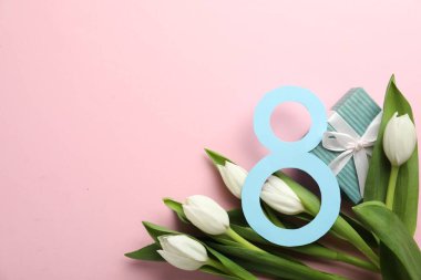 8 Mart laleli kart tasarımı, pembe arkaplan üzerine yazı yazmak için hediye ve alan, düz yatak. Uluslararası Kadınlar Günü