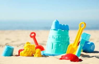 Kumsalda farklı çocuk plastik oyuncakları