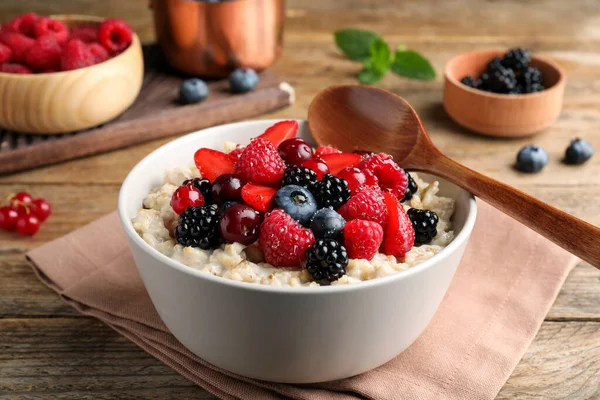 Bowl Tasty Oatmeal Porridge Berries Served Wooden Table Healthy Meal — Stok fotoğraf