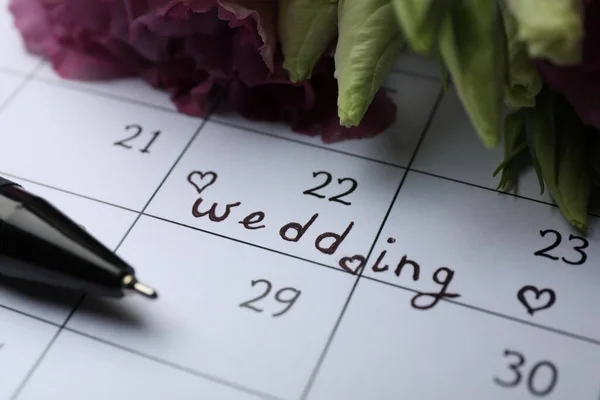 Kalender Med Datum Påminnelse Bröllopsdag Penna Och Blommor Närbild — Stockfoto