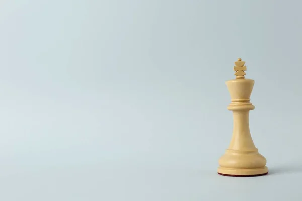 Dřevěný Král Světlém Pozadí Prostor Pro Text Šachová Figurka — Stock fotografie