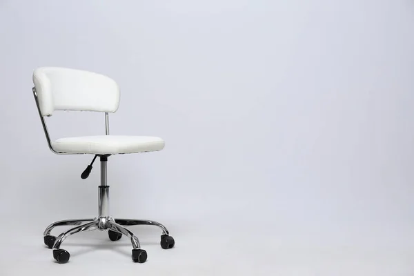 Cómoda Silla Oficina Sobre Fondo Blanco Espacio Para Texto — Foto de Stock