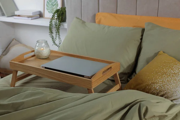 Bandeja Madeira Com Laptop Moderno Vela Acesa Cama Dentro Casa — Fotografia de Stock