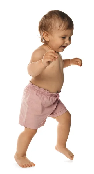 Şortlu Şirin Bebek Beyaz Arka Planda Yürümeyi Öğreniyor — Stok fotoğraf