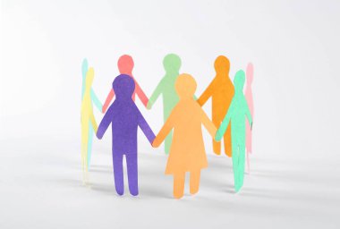 Kağıt insan figürleri beyaz arka planda daireler çiziyor. Çeşitlilik ve Katılım kavramı