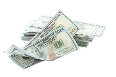 Beyaz üzerine izole edilmiş dolar banknotları. Amerikan ulusal para birimi