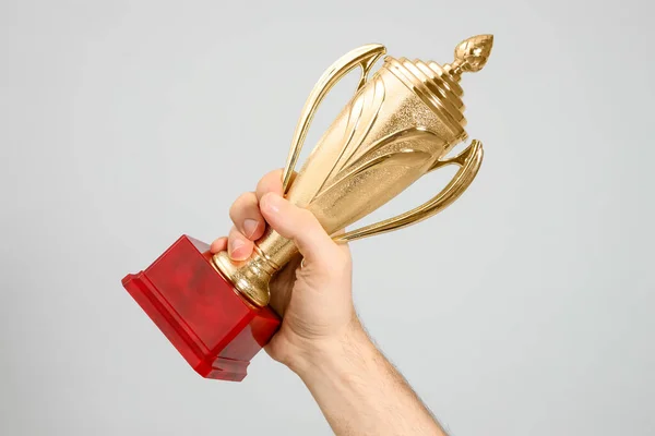 Homem Segurando Copo Troféu Ouro Fundo Cinza Claro Close — Fotografia de Stock