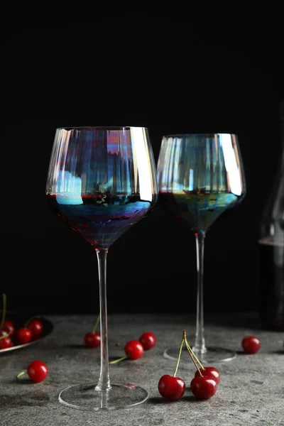 Delicioso Vinho Cereja Com Bagas Suculentas Maduras Mesa Cinza Contra — Fotografia de Stock