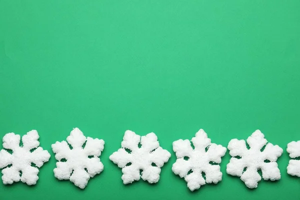 Красиві Декоративні Сніжинки Зеленому Тлі Плоский Лежак Простір Тексту — стокове фото