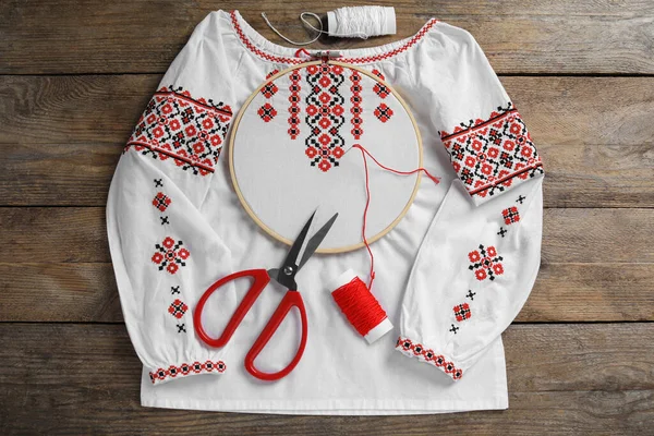 Shirt Red Embroidery Design Hoop Needle Scissors Threads Wooden Table — Fotografia de Stock