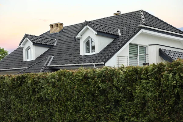 Modern Building Grey Roof Outdoors Spring Day — Stock Photo, Image