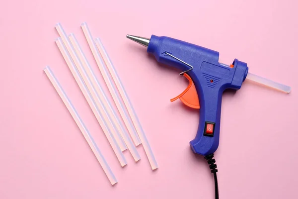 Blue Glue Gun Sticks Pink Background Flat Lay — Stok fotoğraf