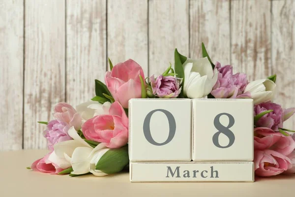 Blok Kalender Met Datum Maart Tulpen Tafel Tegen Houten Achtergrond — Stockfoto