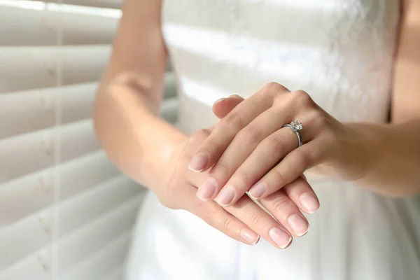 Jovem Noiva Vestindo Anel Noivado Bonito Close — Fotografia de Stock