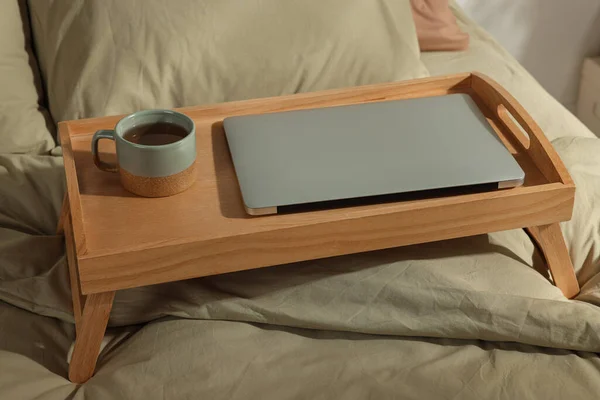 Baki Kayu Dengan Laptop Modern Dan Secangkir Teh Aromatik Tempat — Stok Foto