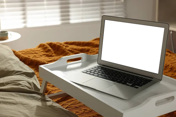 Weißes Tablett Mit Modernem Laptop Bett — Stockfoto