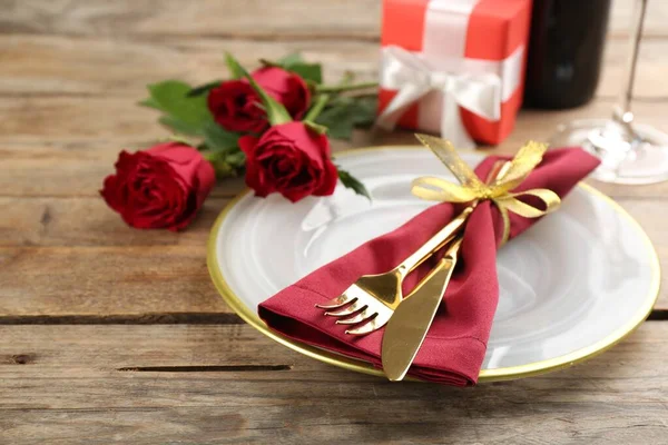 Ahşap Arka Planda Sevgililer Günü Yemeği Için Güzel Bir Masa — Stok fotoğraf