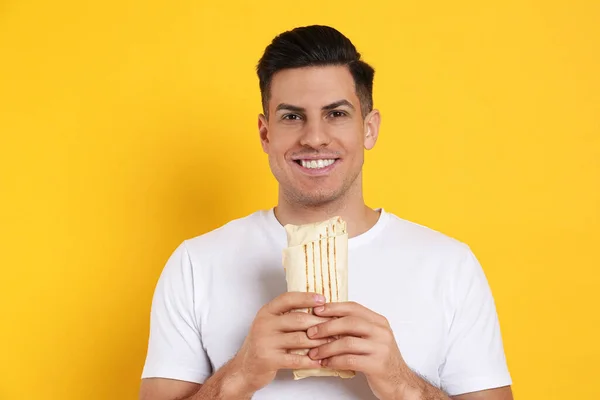 Man Delicious Shawarma Yellow Background — Stock fotografie