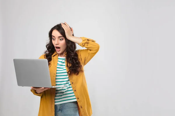 Shocked Young Woman Laptop White Background — Fotografia de Stock