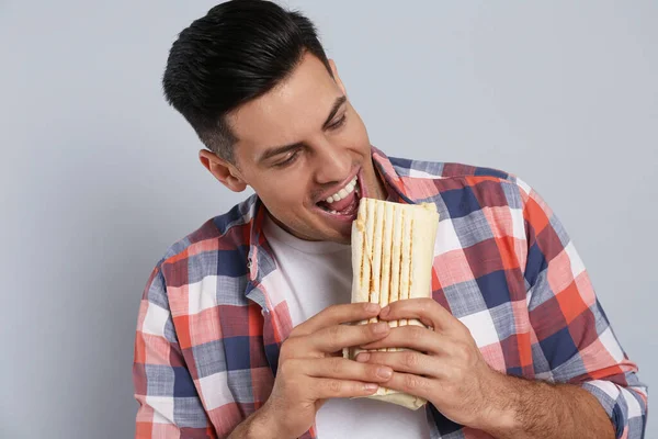 Muž Jíst Lahodný Shawarma Šedém Pozadí — Stock fotografie