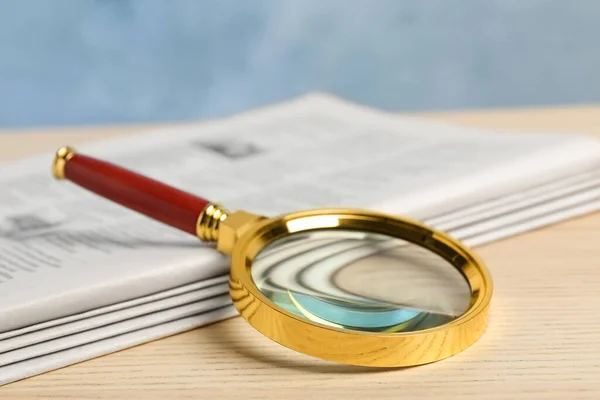 Stack Newspapers Magnifier Wooden Table Search Concept — Stockfoto