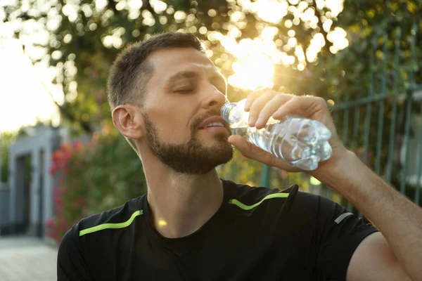 Man Drinking Water Outdoors Hot Summer Day Refreshing Drink — Stock Photo, Image