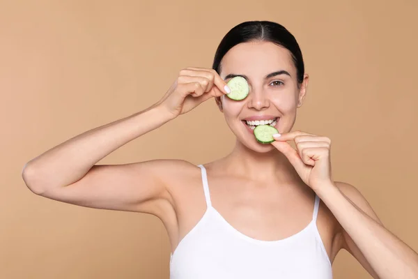 Beautiful Young Woman Slices Cucumber Beige Background — Foto de Stock