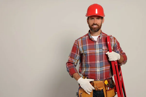 Professional Builder Hard Hat Tool Belt Step Ladder Light Background — ストック写真