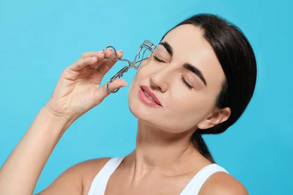 Woman Eyelash Curler Turquoise Background — Stockfoto