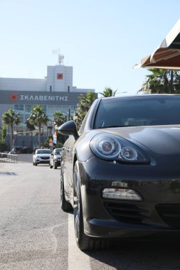 PIRAEUS, GREECE - 19 Mayıs 2022: Şehir yolunda siyah Porsche Panamera arabası