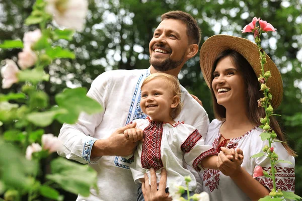 Happy Family Ukrainian National Clothes Outdoors — Fotografia de Stock