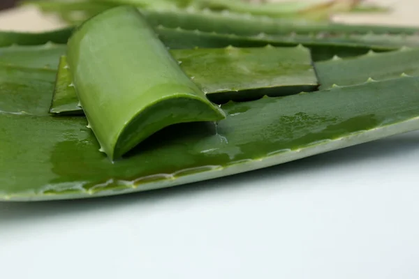 Folhas Aloe Vera Suculentas Cortadas Frescas Tabela Branca Close — Fotografia de Stock