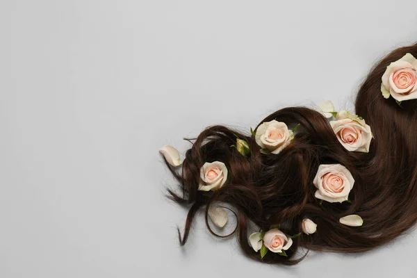 Lock Healthy Brown Hair Flowers Light Grey Background Flat Lay — Fotografia de Stock