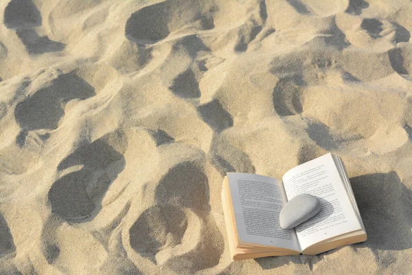 Open Book Stone Sandy Beach View Space Text — Stock Photo, Image