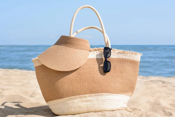 Stylish Straw Bag Visor Cap Sunglasses Sandy Beach Sea — Stok fotoğraf