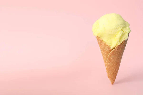 Delicioso Sorvete Amarelo Cone Waffle Fundo Rosa Espaço Para Texto — Fotografia de Stock