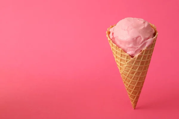Lahodná Zmrzlina Vaflovém Kuželu Růžovém Pozadí Mezera Pro Text — Stock fotografie