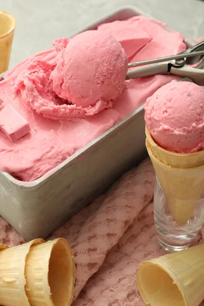 Νόστιμο Παγωτό Δοχείο Και Κώνους Γκοφρέτας Στο Τραπέζι — Φωτογραφία Αρχείου