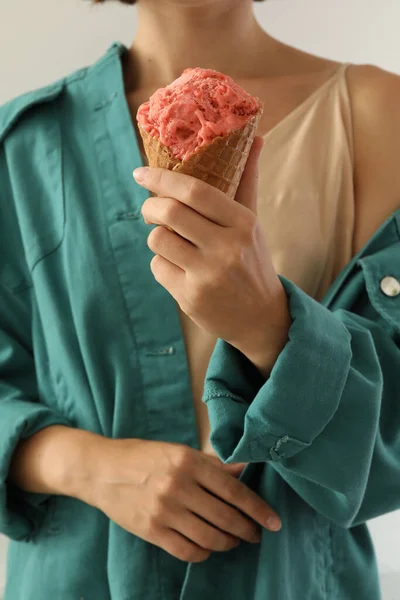 Γυναίκα Κρατώντας Ροζ Παγωτό Στο Κώνο Γκοφρέτα Ανοιχτό Γκρι Φόντο — Φωτογραφία Αρχείου