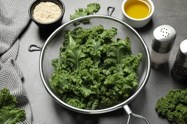 Kålblad Grått Bord Förbereda Grönkålschips — Stockfoto