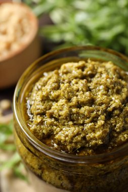 Masada bir kavanoz roka pesto, yakın plan.