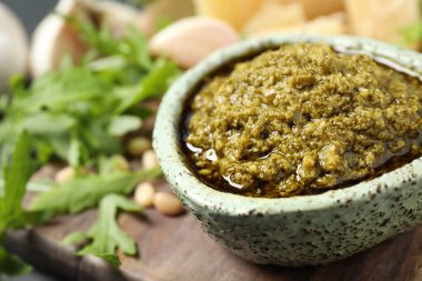 Masada bir kase lezzetli roka pesto, yakın plan.