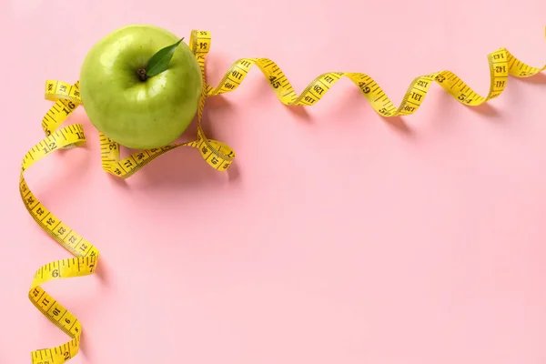 Fresh Green Apple Measuring Tape Pink Background Flat Lay Space — Fotografia de Stock