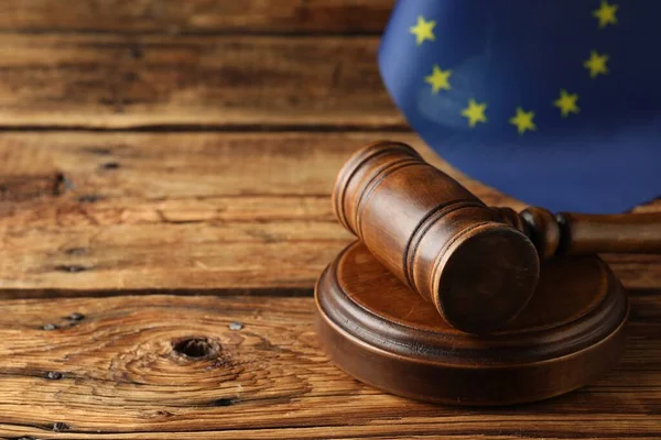Σφυρί Του Δικαστή Και Σημαία Της Ευρωπαϊκής Ένωσης Στο Ξύλινο — Φωτογραφία Αρχείου