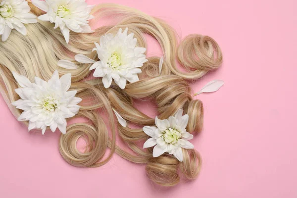 Lock Healthy Blond Hair Flowers Pink Background Flat Lay Space — Stock fotografie